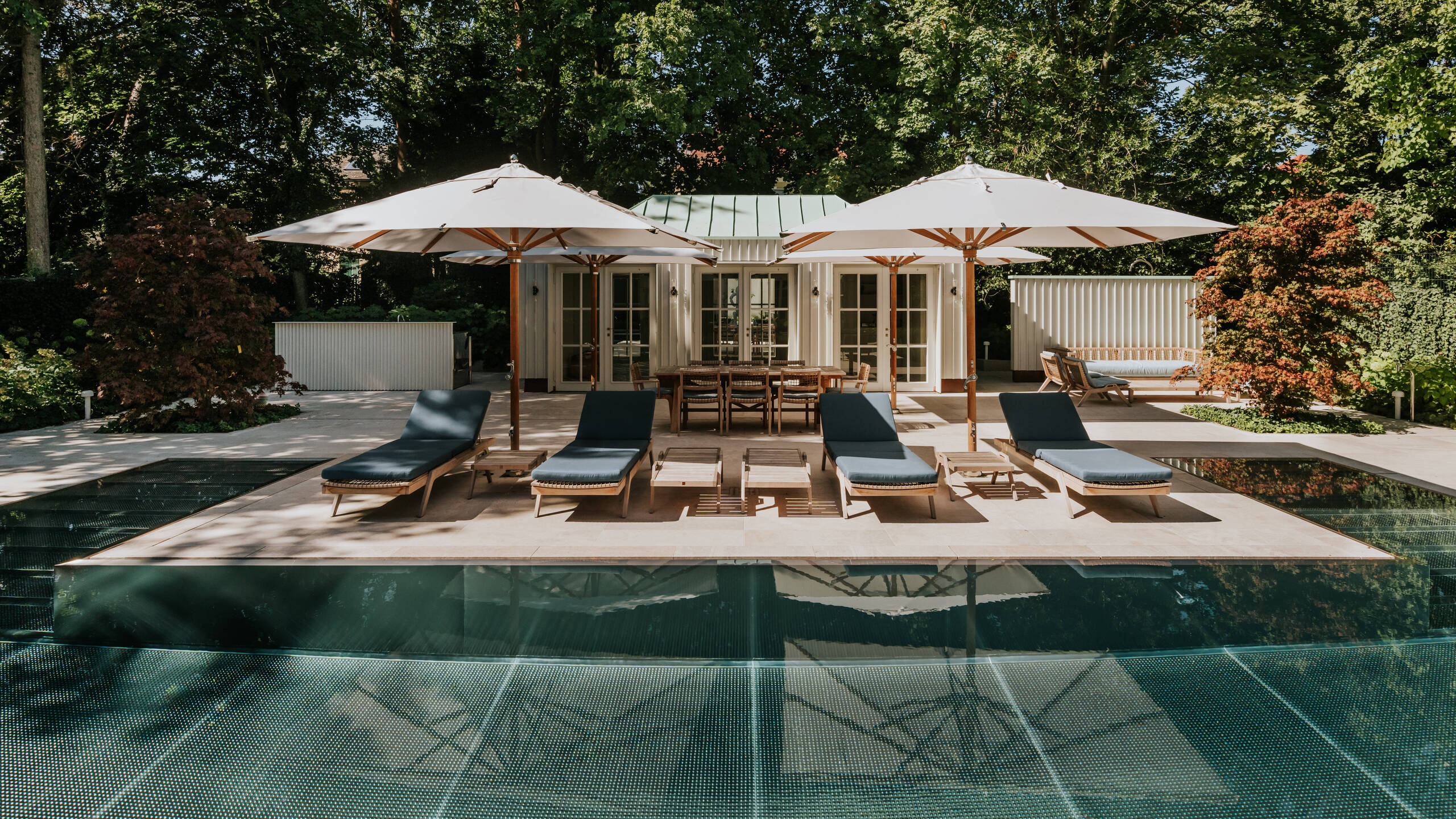 Outdoorpool mit Liegestühlen