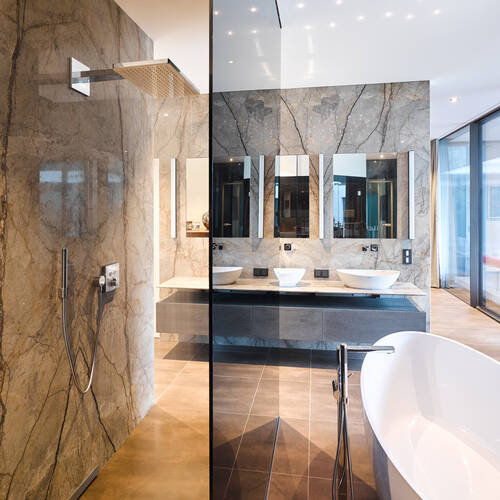 moderne Badezimmer mit Dusche und Badewanne