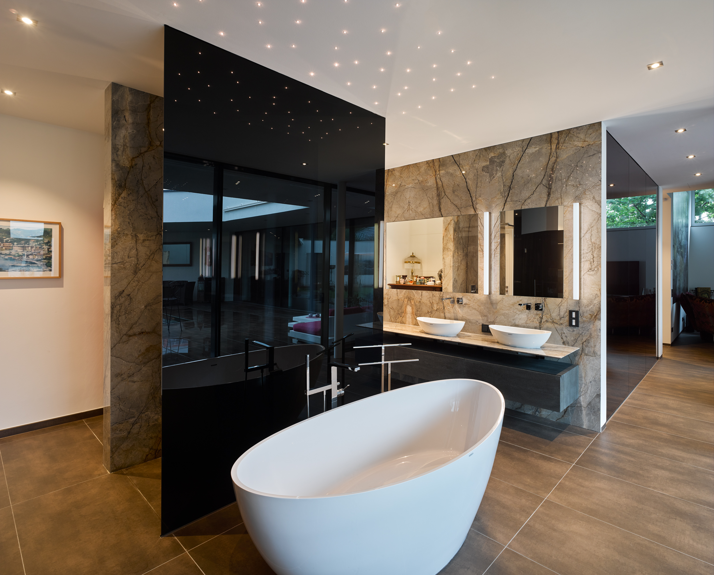 moderne Badezimmer mit Dusche und Badewanne andere Perspektive